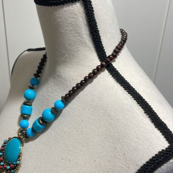 Brand New!! Turquoise beaded statement necklace - Picture 4 of 5
